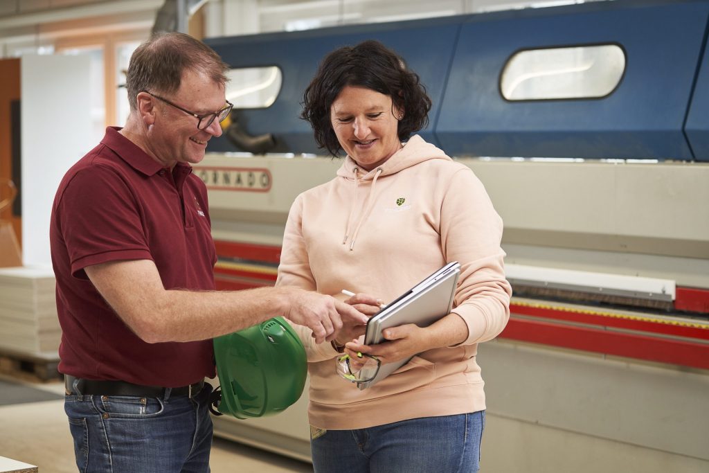 Mitarbeiter unterhalten sich über Empfehlungen