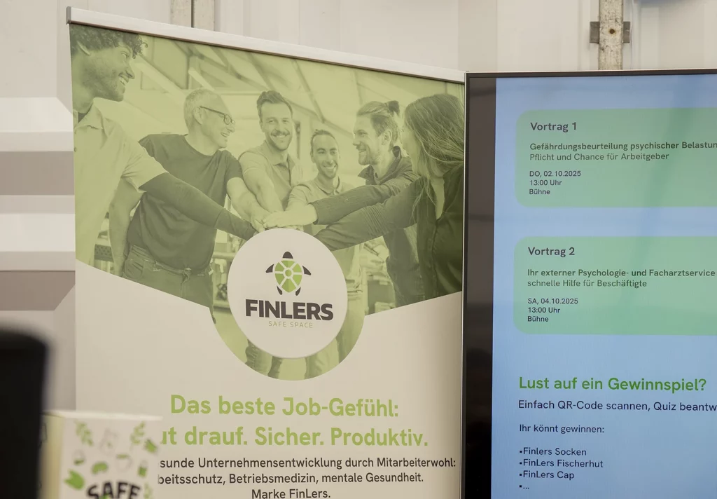 Finlers-Messestand auf der Donauries-Ausstellung in Donauwörth mit Infobanner zu Arbeitssicherheit und Gesundheitsschutz.