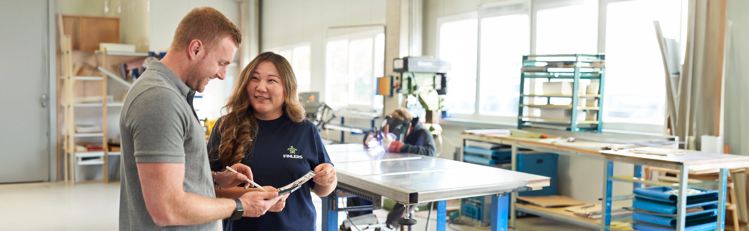 Alles richtig machen bei Arbeitsunfällen 2 Arbeitskollegen besprechen das weitere Vorgehen nach einem Arbeitsunfall im Unternehmen.